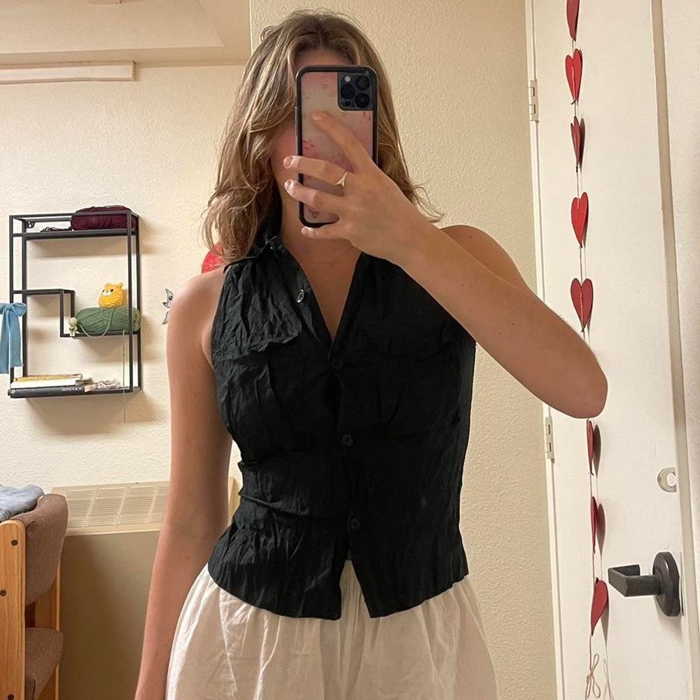the black fitted button up vest